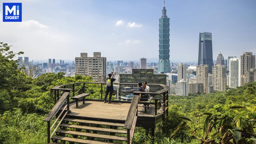 台灣政府啟動國家大投資計畫，旨在提升產業競爭力並促進社會均衡發展。國發會主委劉鏡清指出，台灣的經濟繁榮與社會穩定，將取決於如何有效利用這些投資，特別是在半導體、人工智慧（AI）及關鍵基礎設施方面。 劉鏡清強調，投資台灣的核心在於引入高附加價值產業，創造高薪就業，從而減少貧困。未來幾年，預計將有約新台幣2.3兆元的保險資金投入公共及非公共領域，支援基礎設施和創新創業。金管會和財政部將共同搭建平台，確保資金有效流入經濟體系。 台灣產業發展新策略：強化半導體與AI，推動均衡發展 台灣半導體產業雖全球領先，但在材料與設備方面仍存在弱點。為提升長期競爭力，政府正與業界合作，扶植這兩個關鍵領域。同時，AI技術的應用層面也需加速發展，特別是在光模組和光通訊領域，以避免供應鏈風險。 軍工方面，台灣政府將無人機技術列為發展重點。目前，台灣在無人機晶片領域尚屬初步，亟需加強自主創新，以保障國家安全與技術自主性。此外，鑒於一些產業高度依賴中國原材料，台灣正積極評估風險，如電池產業，以避免未來突發事件帶來的風險。 為促進地區發展平衡，台灣政府將推出均衡台灣計畫，預計明年1月正式公告。該計畫旨在將資源分配到不同地區和產業，避免過度依賴單一產業或地區，促進全台經濟健康成長。 以下為台灣面臨的挑戰與發展機會總結： 半導體：材料與設備薄弱，需強化自有技術及產業鏈完整性。 AI：光模組與光通訊技術滯後，需加強研發與應用。 軍工：無人機晶片缺乏，需發展自主技術。 電池產業：依賴中國原料供應鏈，需自主研發、減少對外依賴。 台灣正處於經濟轉型關鍵期，建議政府與企業攜手合作，共同應對挑戰，把握發展機遇。通過有效運用投資計畫，強化關鍵產業，台灣將有望在全球競爭中保持領先地位，並實現社會結構的均衡發展。