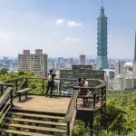 台灣政府啟動國家大投資計畫，旨在提升產業競爭力並促進社會均衡發展。國發會主委劉鏡清指出，台灣的經濟繁榮與社會穩定，將取決於如何有效利用這些投資，特別是在半導體、人工智慧（AI）及關鍵基礎設施方面。 劉鏡清強調，投資台灣的核心在於引入高附加價值產業，創造高薪就業，從而減少貧困。未來幾年，預計將有約新台幣2.3兆元的保險資金投入公共及非公共領域，支援基礎設施和創新創業。金管會和財政部將共同搭建平台，確保資金有效流入經濟體系。 台灣產業發展新策略：強化半導體與AI，推動均衡發展 台灣半導體產業雖全球領先，但在材料與設備方面仍存在弱點。為提升長期競爭力，政府正與業界合作，扶植這兩個關鍵領域。同時，AI技術的應用層面也需加速發展，特別是在光模組和光通訊領域，以避免供應鏈風險。 軍工方面，台灣政府將無人機技術列為發展重點。目前，台灣在無人機晶片領域尚屬初步，亟需加強自主創新，以保障國家安全與技術自主性。此外，鑒於一些產業高度依賴中國原材料，台灣正積極評估風險，如電池產業，以避免未來突發事件帶來的風險。 為促進地區發展平衡，台灣政府將推出均衡台灣計畫，預計明年1月正式公告。該計畫旨在將資源分配到不同地區和產業，避免過度依賴單一產業或地區，促進全台經濟健康成長。 以下為台灣面臨的挑戰與發展機會總結： 半導體：材料與設備薄弱，需強化自有技術及產業鏈完整性。 AI：光模組與光通訊技術滯後，需加強研發與應用。 軍工：無人機晶片缺乏，需發展自主技術。 電池產業：依賴中國原料供應鏈，需自主研發、減少對外依賴。 台灣正處於經濟轉型關鍵期，建議政府與企業攜手合作，共同應對挑戰，把握發展機遇。通過有效運用投資計畫，強化關鍵產業，台灣將有望在全球競爭中保持領先地位，並實現社會結構的均衡發展。