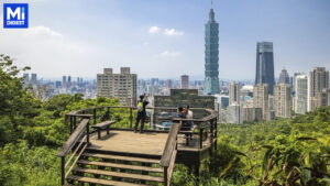 台灣政府啟動國家大投資計畫，旨在提升產業競爭力並促進社會均衡發展。國發會主委劉鏡清指出，台灣的經濟繁榮與社會穩定，將取決於如何有效利用這些投資，特別是在半導體、人工智慧（AI）及關鍵基礎設施方面。 劉鏡清強調，投資台灣的核心在於引入高附加價值產業，創造高薪就業，從而減少貧困。未來幾年，預計將有約新台幣2.3兆元的保險資金投入公共及非公共領域，支援基礎設施和創新創業。金管會和財政部將共同搭建平台，確保資金有效流入經濟體系。 台灣產業發展新策略：強化半導體與AI，推動均衡發展 台灣半導體產業雖全球領先，但在材料與設備方面仍存在弱點。為提升長期競爭力，政府正與業界合作，扶植這兩個關鍵領域。同時，AI技術的應用層面也需加速發展，特別是在光模組和光通訊領域，以避免供應鏈風險。 軍工方面，台灣政府將無人機技術列為發展重點。目前，台灣在無人機晶片領域尚屬初步，亟需加強自主創新，以保障國家安全與技術自主性。此外，鑒於一些產業高度依賴中國原材料，台灣正積極評估風險，如電池產業，以避免未來突發事件帶來的風險。 為促進地區發展平衡，台灣政府將推出均衡台灣計畫，預計明年1月正式公告。該計畫旨在將資源分配到不同地區和產業，避免過度依賴單一產業或地區，促進全台經濟健康成長。 以下為台灣面臨的挑戰與發展機會總結： 半導體：材料與設備薄弱，需強化自有技術及產業鏈完整性。 AI：光模組與光通訊技術滯後，需加強研發與應用。 軍工：無人機晶片缺乏，需發展自主技術。 電池產業：依賴中國原料供應鏈，需自主研發、減少對外依賴。 台灣正處於經濟轉型關鍵期，建議政府與企業攜手合作，共同應對挑戰，把握發展機遇。通過有效運用投資計畫，強化關鍵產業，台灣將有望在全球競爭中保持領先地位，並實現社會結構的均衡發展。