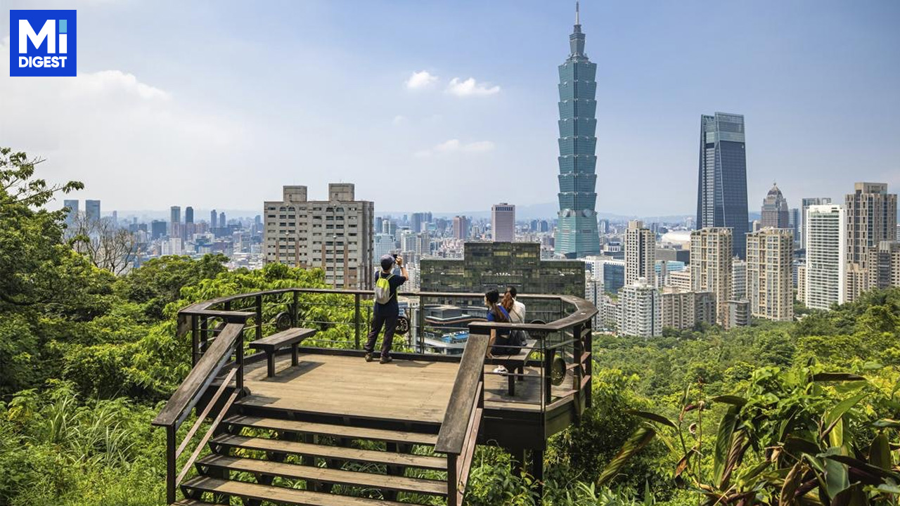 台灣政府啟動國家大投資計畫，旨在提升產業競爭力並促進社會均衡發展。國發會主委劉鏡清指出，台灣的經濟繁榮與社會穩定，將取決於如何有效利用這些投資，特別是在半導體、人工智慧（AI）及關鍵基礎設施方面。 劉鏡清強調，投資台灣的核心在於引入高附加價值產業，創造高薪就業，從而減少貧困。未來幾年，預計將有約新台幣2.3兆元的保險資金投入公共及非公共領域，支援基礎設施和創新創業。金管會和財政部將共同搭建平台，確保資金有效流入經濟體系。 台灣產業發展新策略：強化半導體與AI，推動均衡發展 台灣半導體產業雖全球領先，但在材料與設備方面仍存在弱點。為提升長期競爭力，政府正與業界合作，扶植這兩個關鍵領域。同時，AI技術的應用層面也需加速發展，特別是在光模組和光通訊領域，以避免供應鏈風險。 軍工方面，台灣政府將無人機技術列為發展重點。目前，台灣在無人機晶片領域尚屬初步，亟需加強自主創新，以保障國家安全與技術自主性。此外，鑒於一些產業高度依賴中國原材料，台灣正積極評估風險，如電池產業，以避免未來突發事件帶來的風險。 為促進地區發展平衡，台灣政府將推出均衡台灣計畫，預計明年1月正式公告。該計畫旨在將資源分配到不同地區和產業，避免過度依賴單一產業或地區，促進全台經濟健康成長。 以下為台灣面臨的挑戰與發展機會總結： 半導體：材料與設備薄弱，需強化自有技術及產業鏈完整性。 AI：光模組與光通訊技術滯後，需加強研發與應用。 軍工：無人機晶片缺乏，需發展自主技術。 電池產業：依賴中國原料供應鏈，需自主研發、減少對外依賴。 台灣正處於經濟轉型關鍵期，建議政府與企業攜手合作，共同應對挑戰，把握發展機遇。通過有效運用投資計畫，強化關鍵產業，台灣將有望在全球競爭中保持領先地位，並實現社會結構的均衡發展。